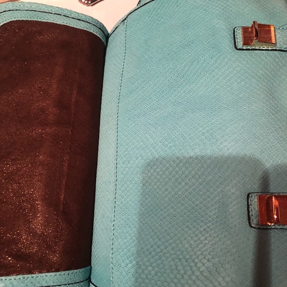 NWT Vince Signature Lt.blue/turquoise embossed Anna snakeskin handbag with strap - Picture 5 of 9